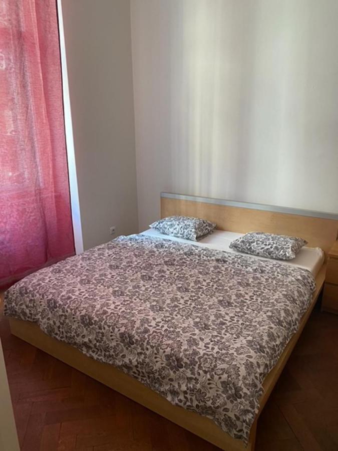 Large 3 Bedroom Family With Balcony Apartmán *
